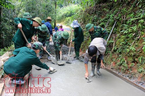 Hình ảnh cảm động về chiến sĩ quân hàm xanh '4 cùng' giúp dân ảnh 3